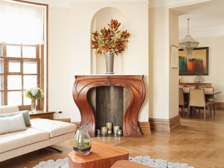 Деревянный портал камина в гостиной в стиле ар-нуво. Модерн.