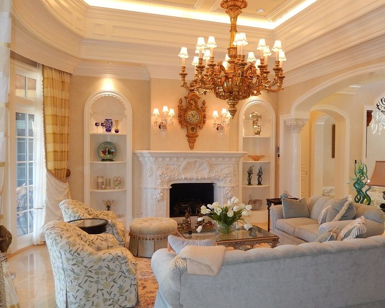 Интерьер гостиной с камином в стиле барокко