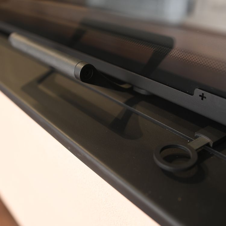 Слева ручка подъема дверцы Астов APLIT 8457, справа ручка регулировки подачи воздуха, на стекле шелкография