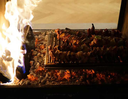 Приготовление еды в каминной топке, в дровяном камине, на решетке для гриля Brunner 42х30, с ножками